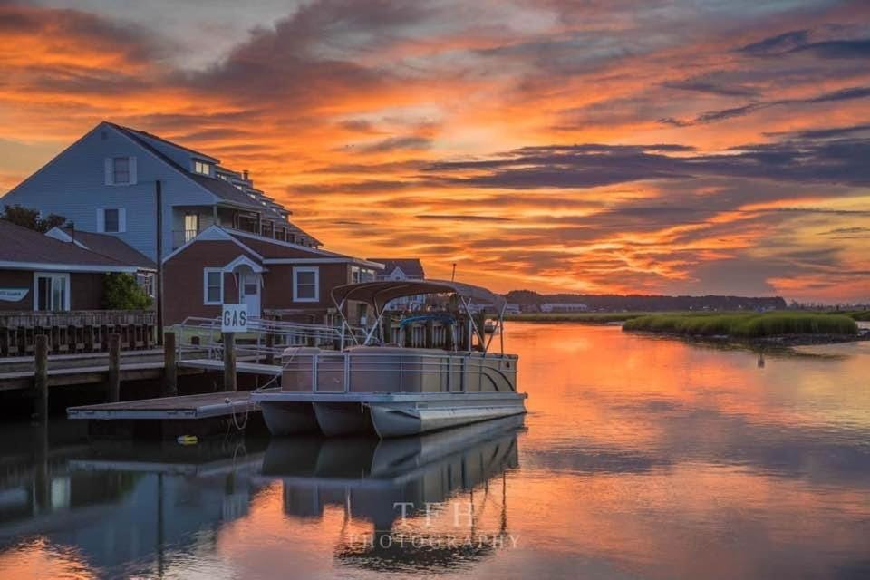 Snug Harbor Marina and Resort Hotel in Chincoteague Island