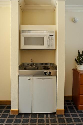 Creekside Inn & Suites Hotel in Willits