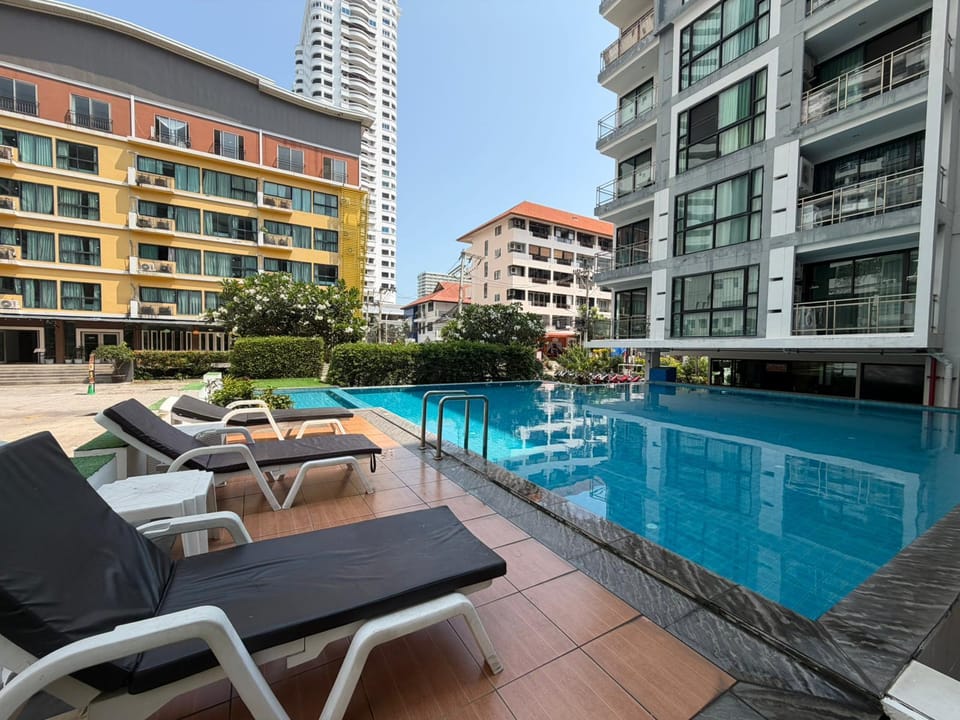 Swimming pool [outdoor]
