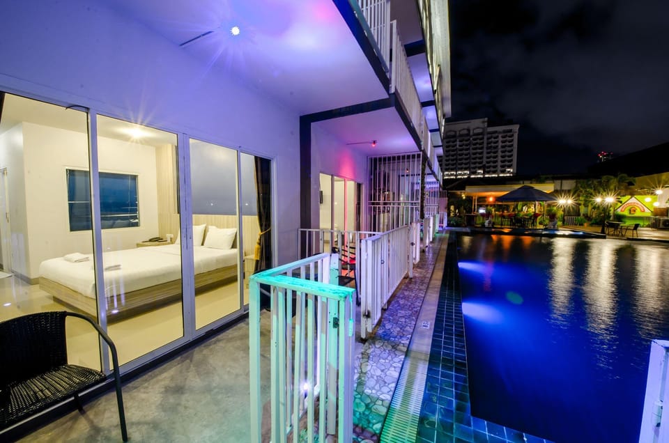 Swimming pool [outdoor]