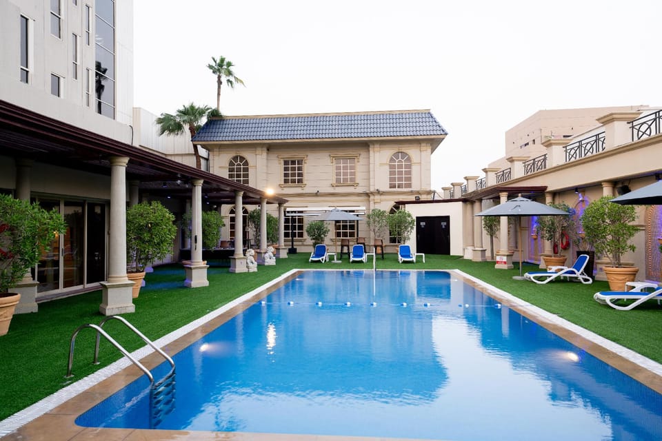 Swimming pool [outdoor]