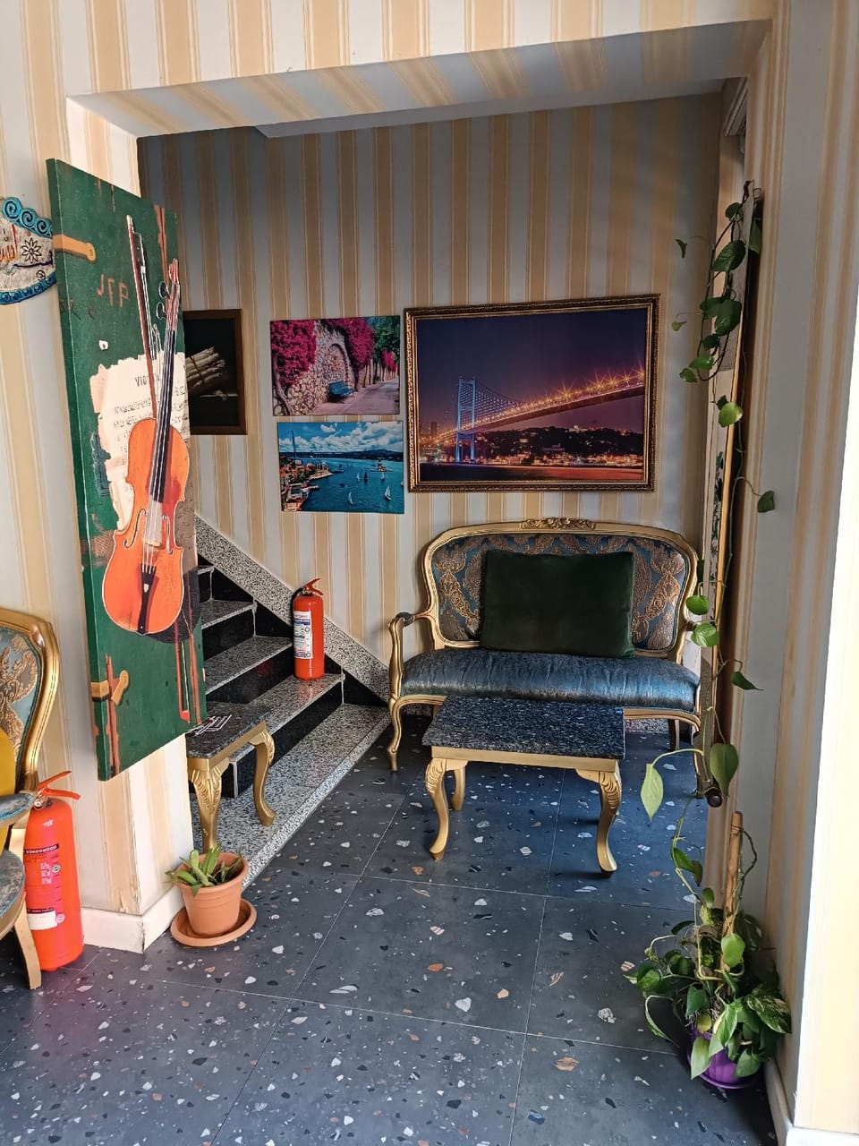 Interconnecting room(s) available