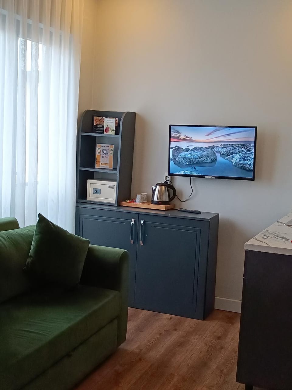 Interconnecting room(s) available