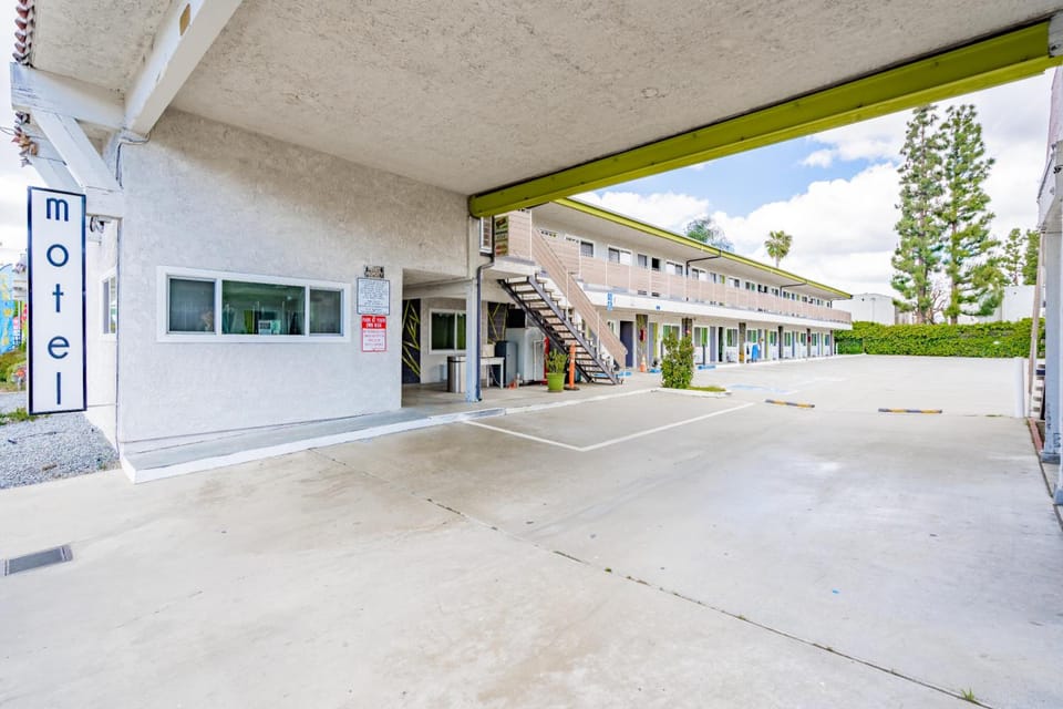 Exclusivo Inn and Suites Motel in Lakewood