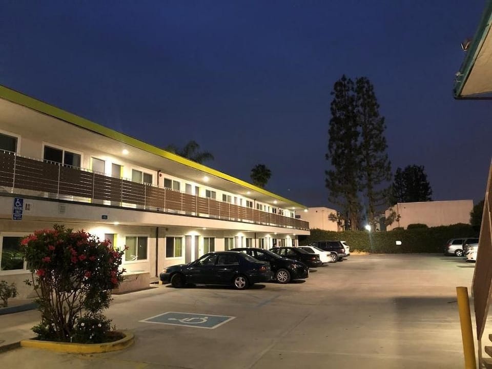 Exclusivo Inn and Suites Motel in Lakewood