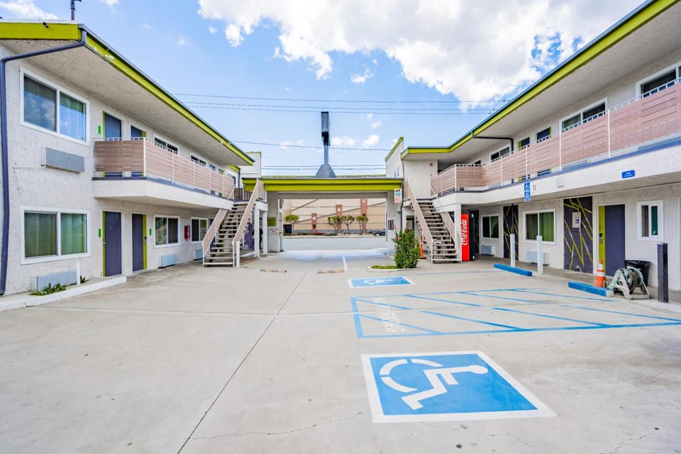Exclusivo Inn and Suites Motel in Lakewood