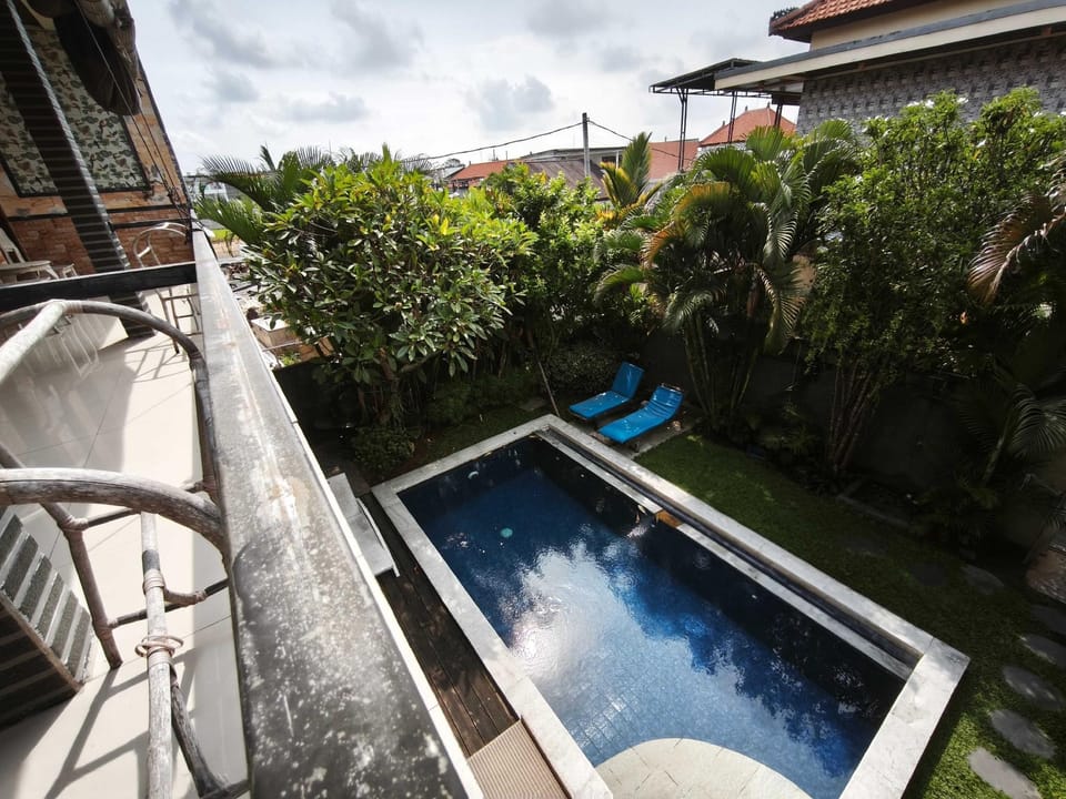 Swimming pool [outdoor]