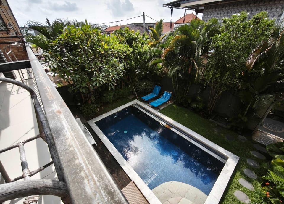 Swimming pool [outdoor]