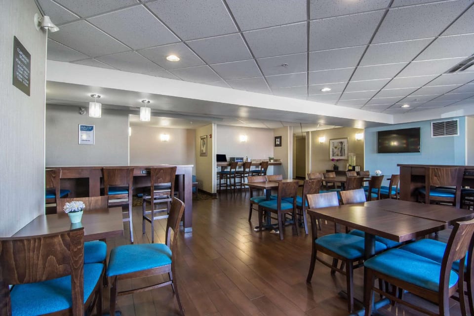 Comfort Inn & Suites Airport South Hotel in Calgary