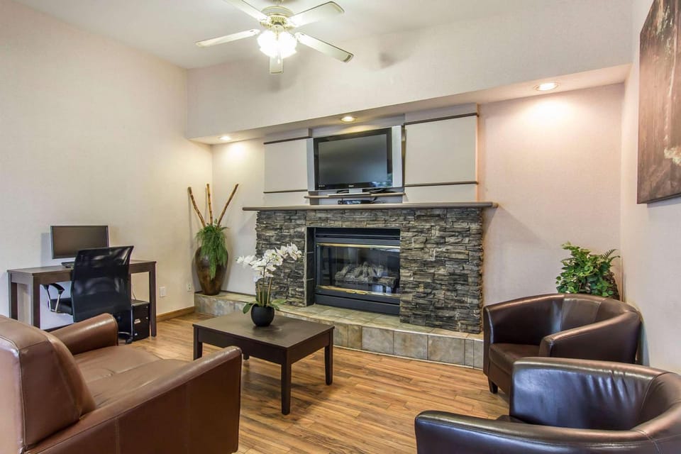 Econo Lodge Inn & Suites Lethbridge - Henderson Lake Hotel in Lethbridge