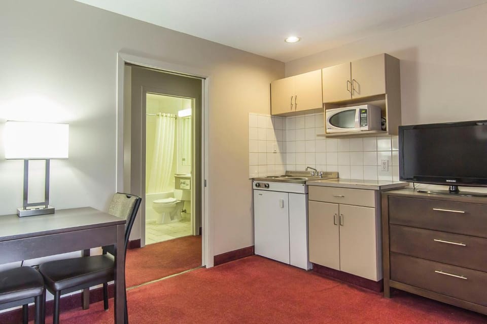 Econo Lodge Inn & Suites Lethbridge - Henderson Lake Hotel in Lethbridge