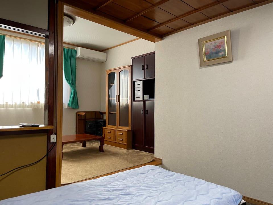 sakura 桜。和室家族 4名用、TUBAKI椿2名ベッド１部屋。YURI 洋室 4名まで、２🛌 Hostel in Japan