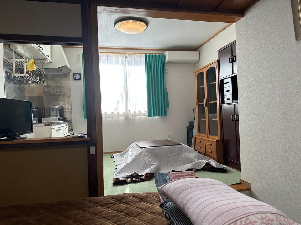 sakura 桜。和室家族 4名用、TUBAKI椿2名ベッド１部屋。YURI 洋室 4名まで、２🛌 Hostel in Japan
