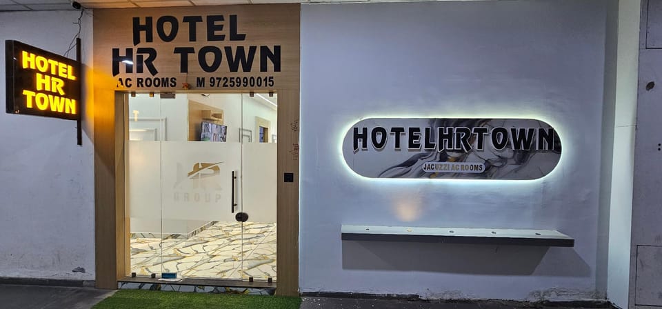 Hotel HR Town Hotel in Gandhinagar