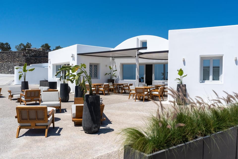 Oikos Santorini Living Concept Hotel in Thera