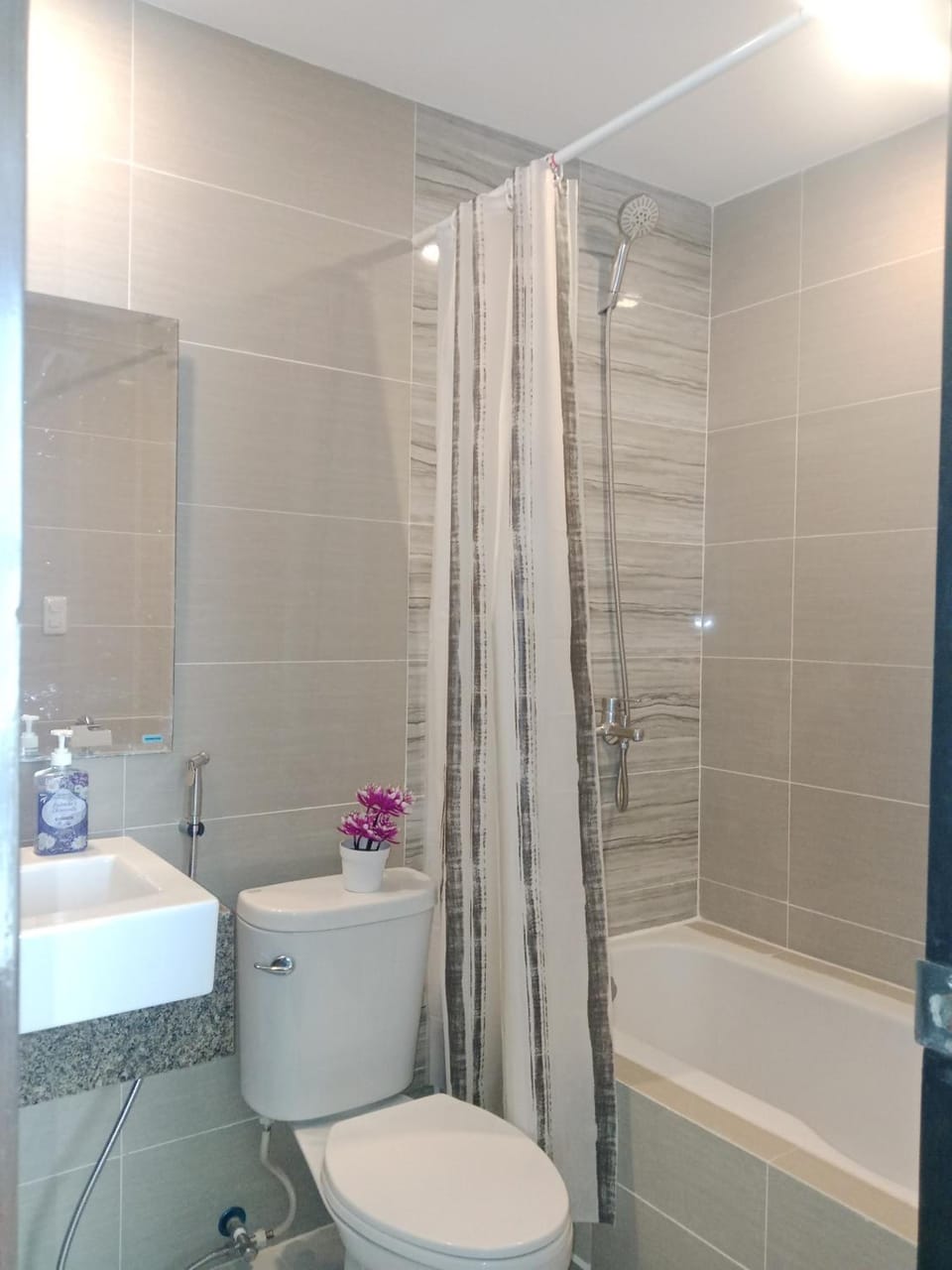 8 Newtown Boulevard  Hotel in Lapu-Lapu City