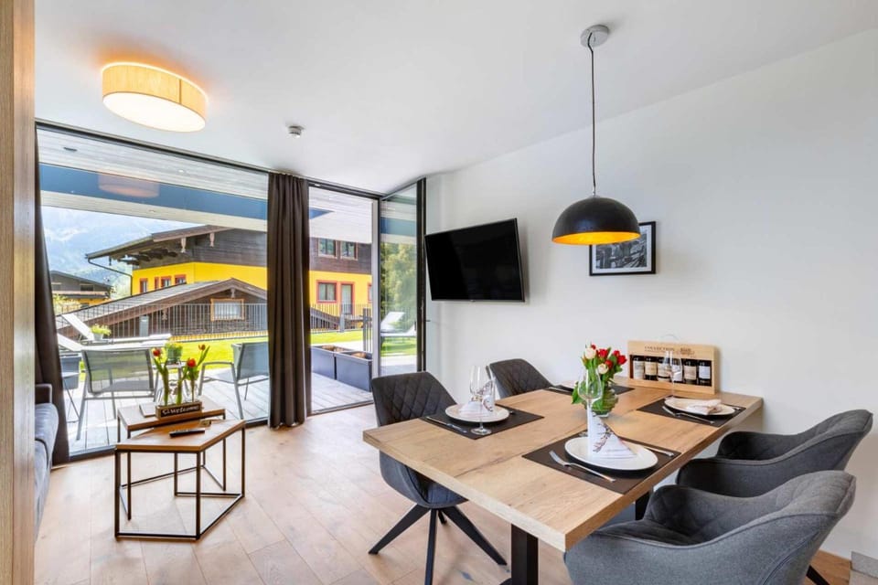 Emma Deluxe Aparthotel direkt beim Skibus ganzjahrig beheizter Außenpool Hotel in Piesendorf