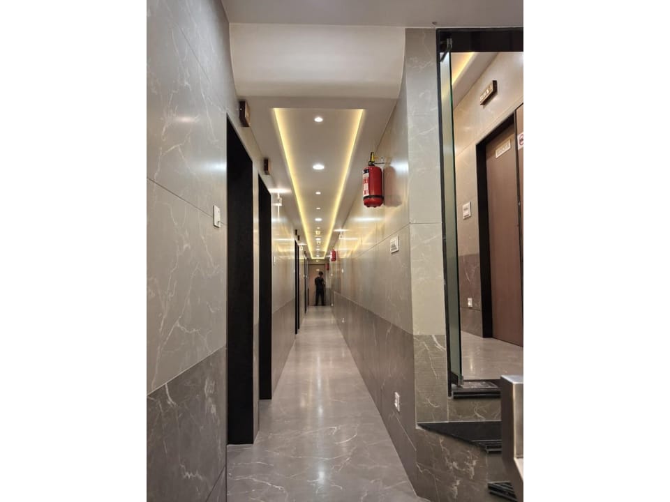 LE Glance Rooms & Dormitory Hotel in Mumbai