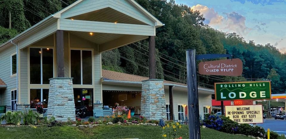 Rolling Hills Lodge Motel in Cherokee
