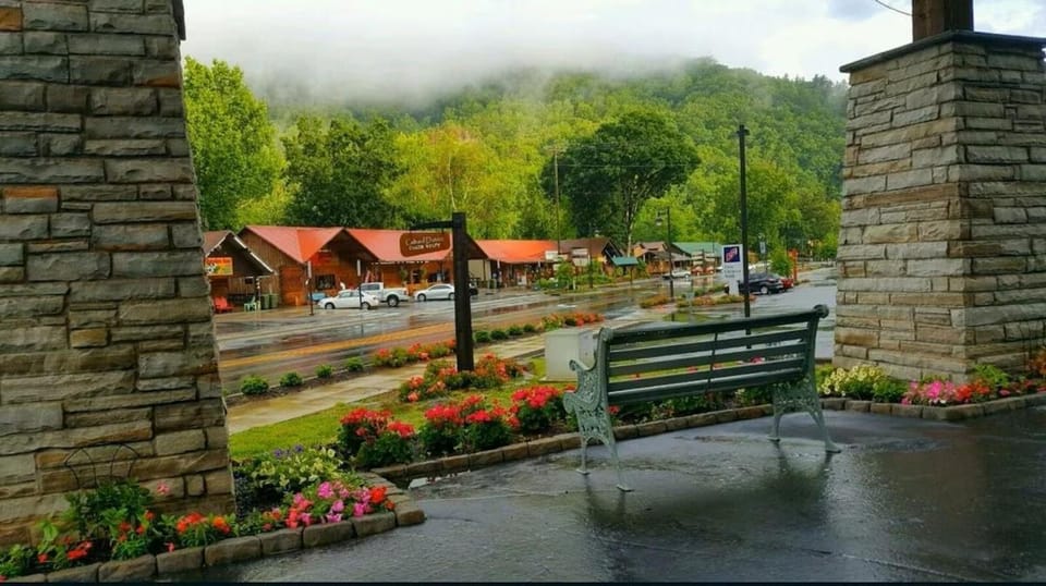 Rolling Hills Lodge Motel in Cherokee
