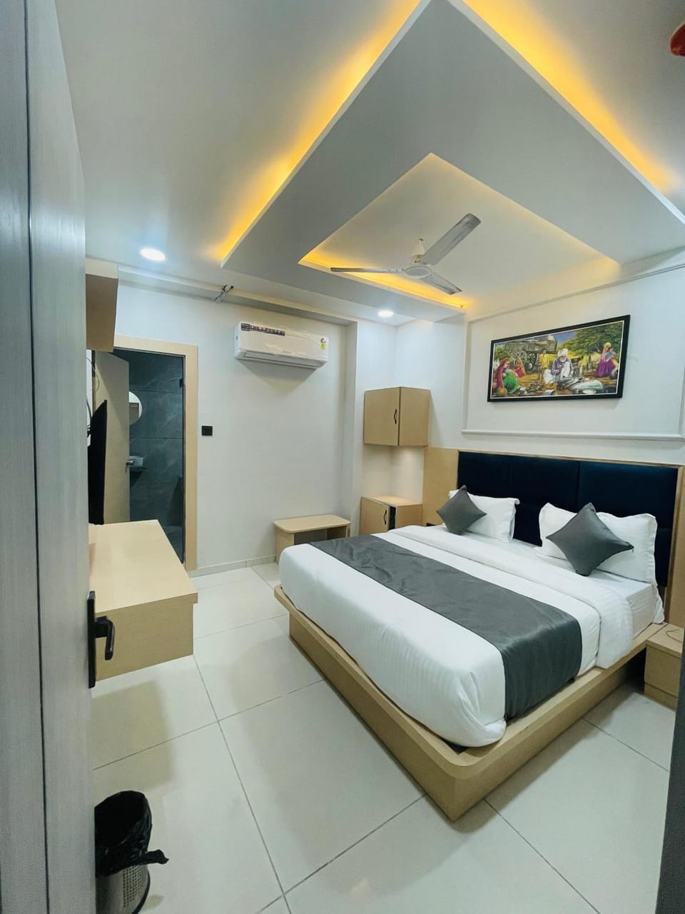 HOTEL HILLS Hotel in Ahmedabad