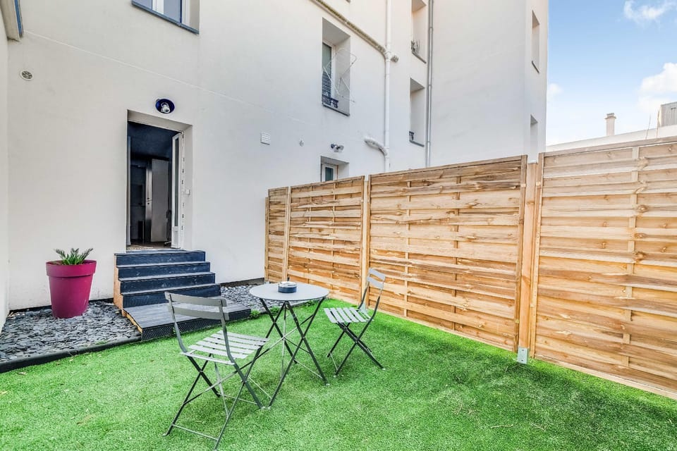 2P studio with patio near Paris Hotel in Pantin