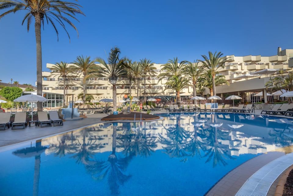 Swimming pool [outdoor]