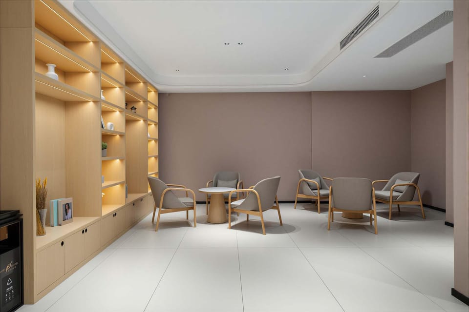Shared lounge/TV area