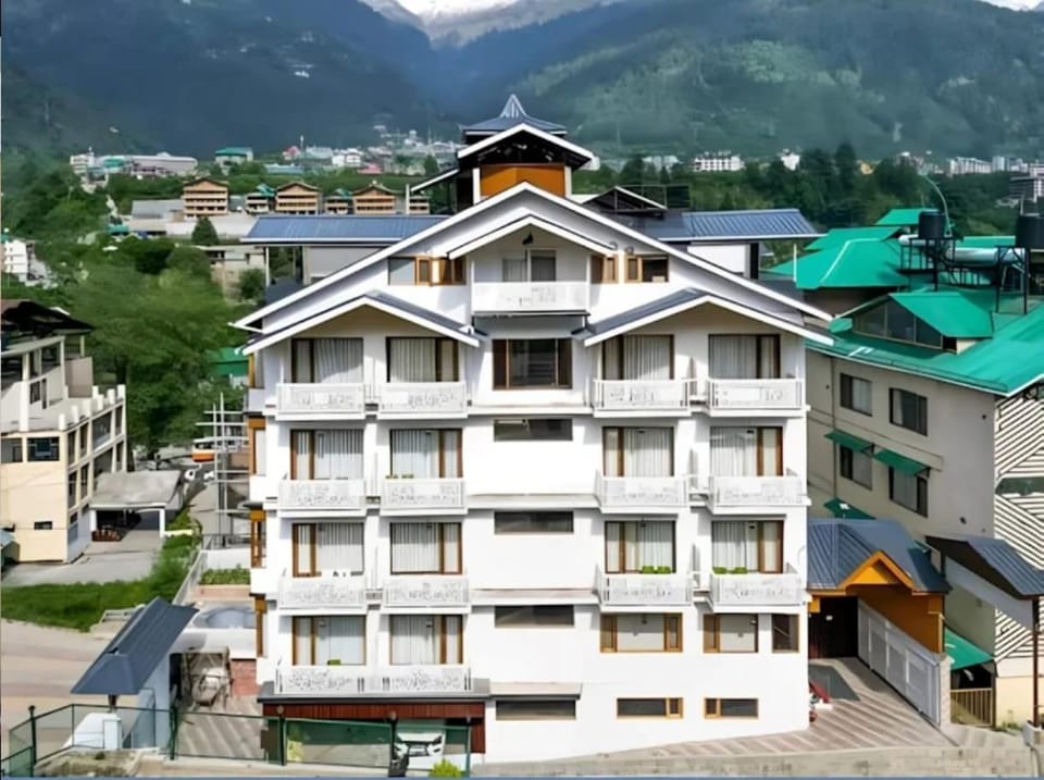 Hotel Snow White Regency Hotel in Manali
