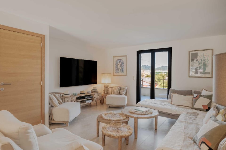 A/C Villa - 8BDR/17P - Swimming pool Hotel in Gassin
