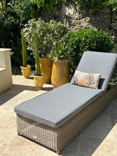 un petit coin de paradis avec piscine et parking Hotel in Villeneuve-lès-Avignon