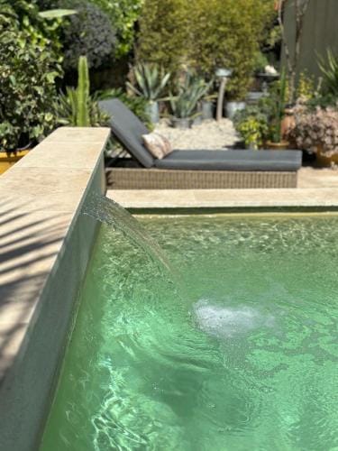 un petit coin de paradis avec piscine et parking Hotel in Villeneuve-lès-Avignon