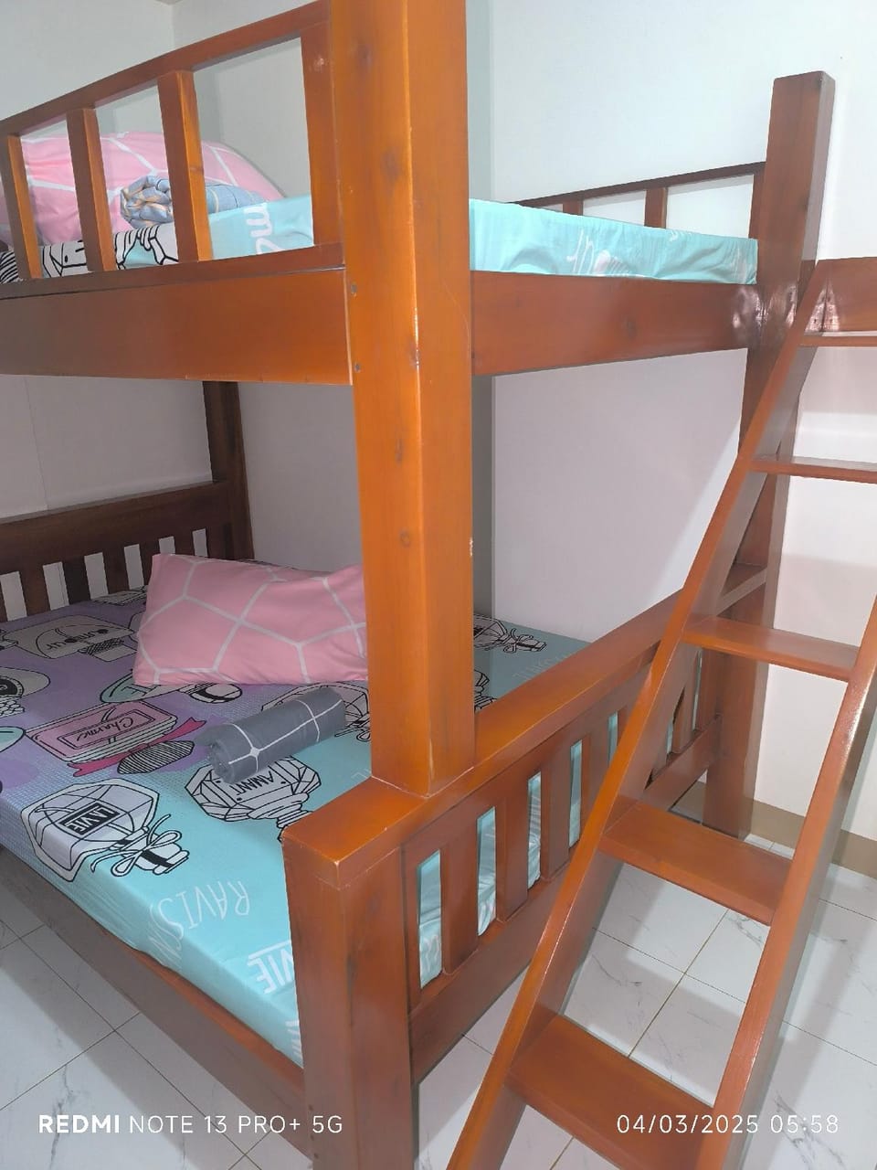 Ocean view room, Jay henry's transient house  Hotel in Ilocos Region