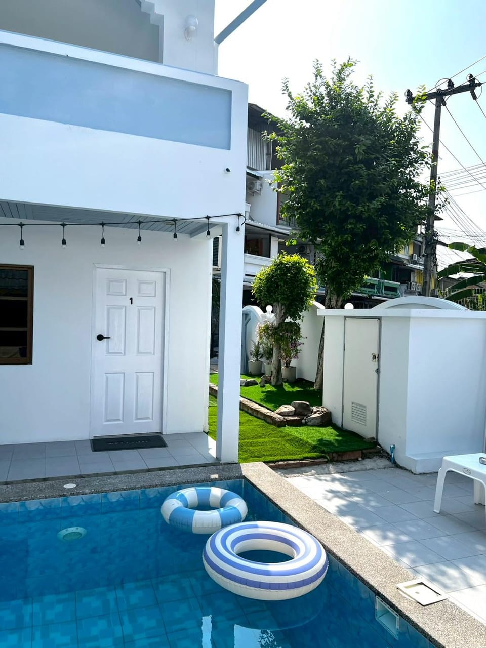 Swimming pool [outdoor]