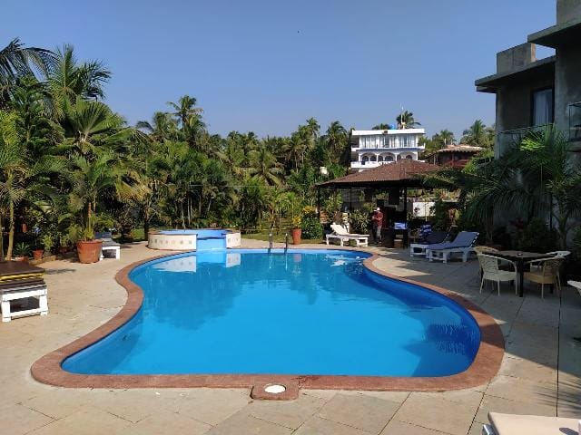 Swimming pool [outdoor]