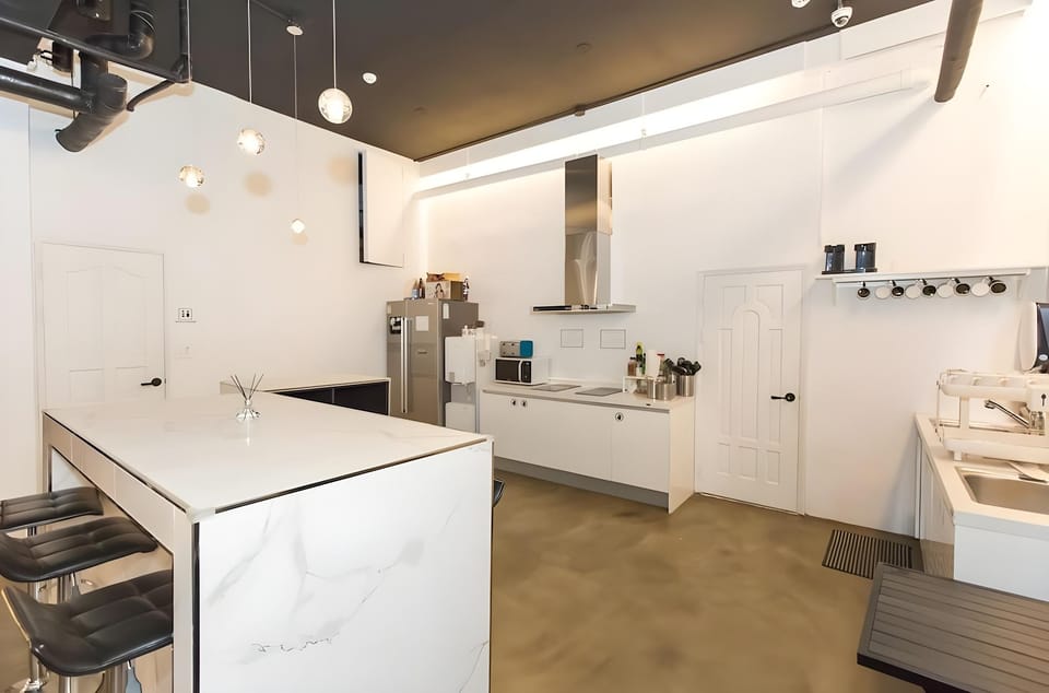 Canvas Black Guesthouse Hotel in Busan