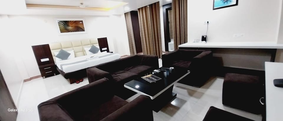 HOTEL THE UHAS Inn in Lucknow
