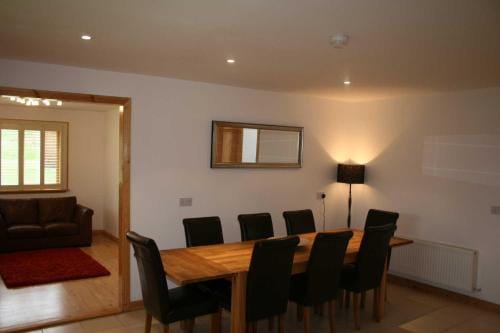Drumcoura Lake Resort, Pet Friendly, Wifi, SKY TV, 4 Bedrooms, 2 reception rooms Lodge in Leitrim, Co. Leitrim, Ireland
