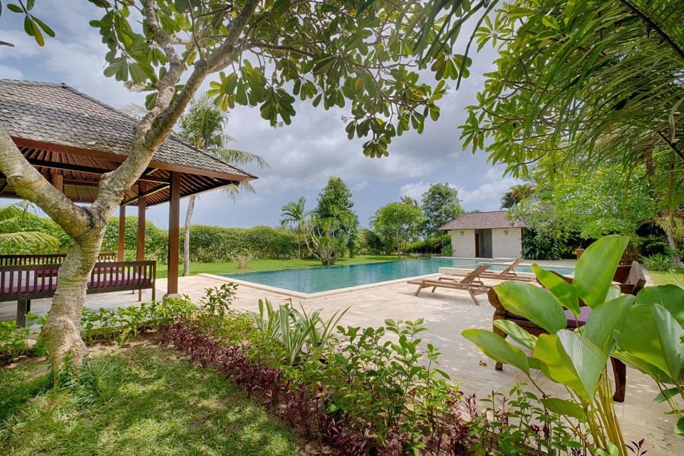 Swimming pool [outdoor]