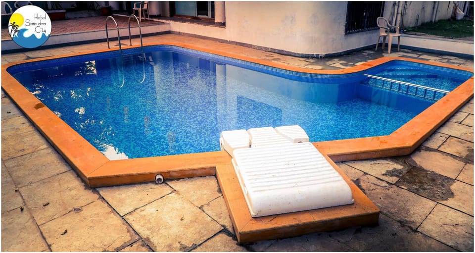 Swimming pool [outdoor]