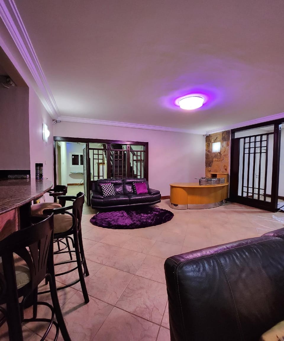 Yenas nest Hotel in Accra
