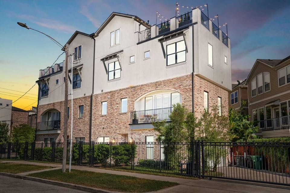 Luxury Downtown Home w Rooftop Deck in the Skyline Hotel in Harris County