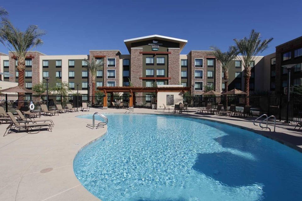 Swimming pool [outdoor]