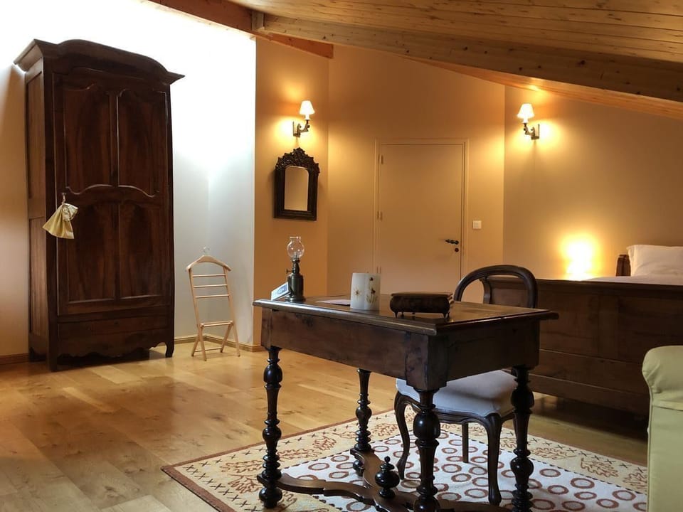 Vaste chambre toulousaine 18ème proche Toulouse Hotel in Occitanie