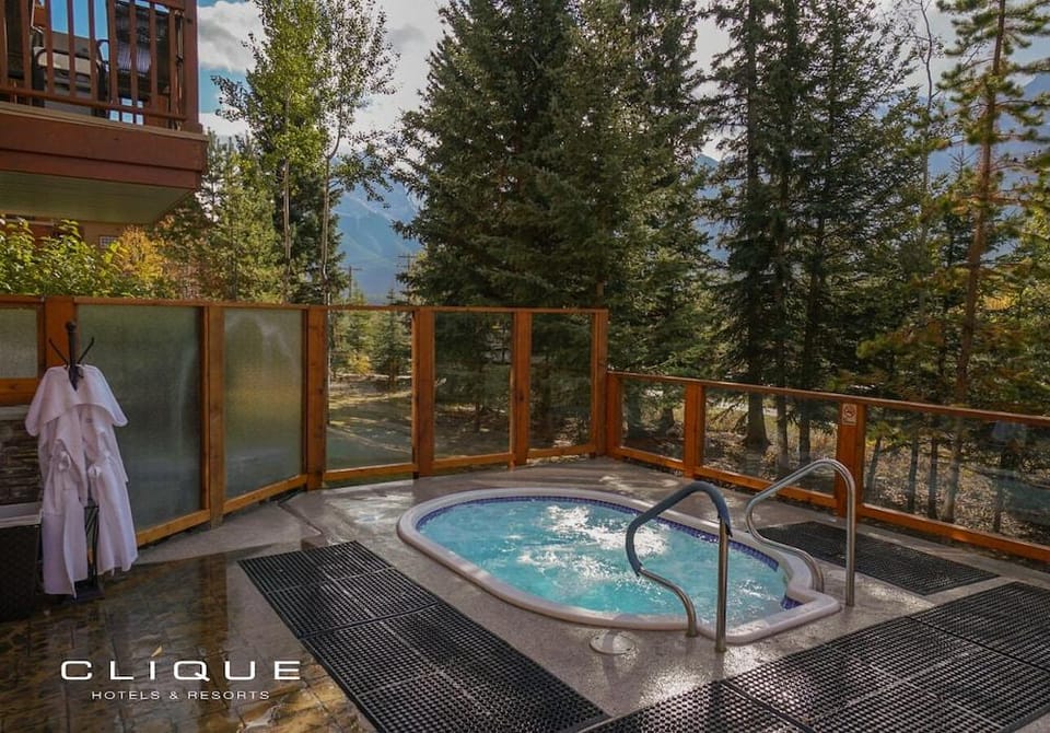 Falcon Crest Lodge Hotel in Canmore
