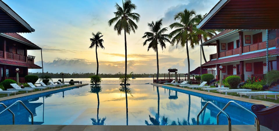 Swimming pool [outdoor]