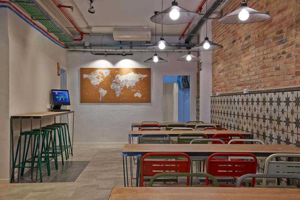 HOLA HOSTAL COLLBLANC Hostel in L'Hospitalet de Llobregat