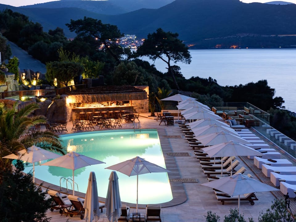 Swimming pool [outdoor]