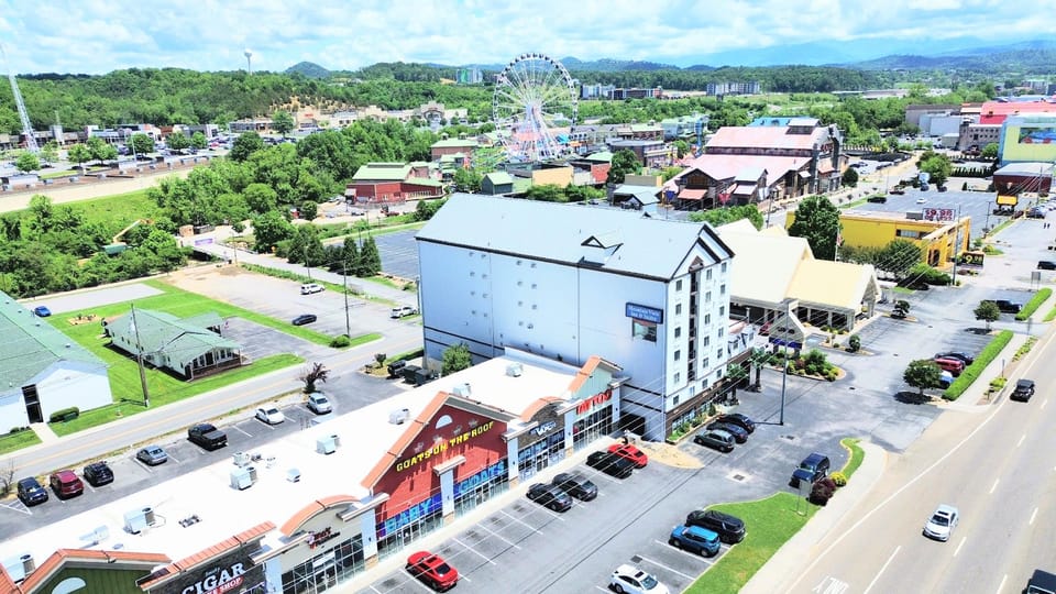Mountain Vista Inn & Suites - Next to the Island Hotel in Pigeon Forge
