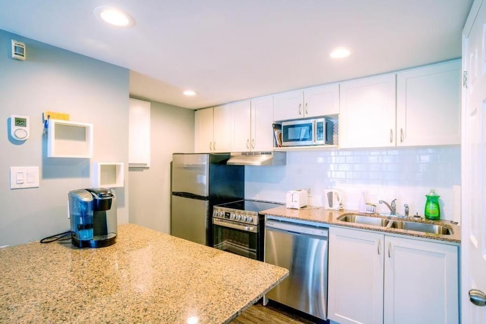 Updated Blue Mountain studio North Creek Hotel in Grey Highlands